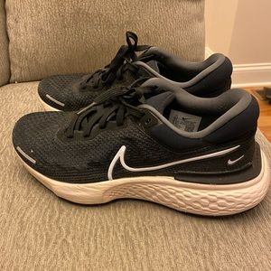 Nike womens invincible run sneakers